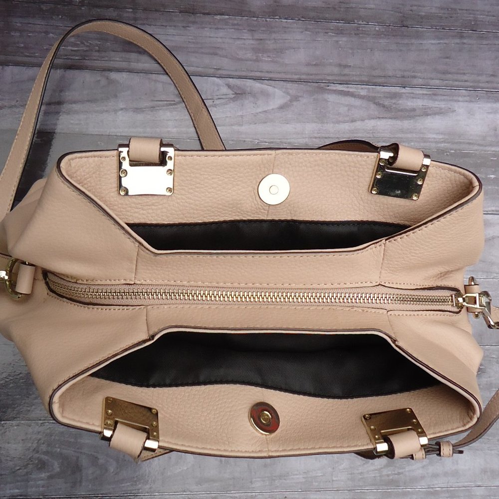Vince Camuto shoulder bag. - Picture 11 of 16